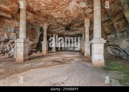 Rocamadour, Lot, Frankreich - 23. September 2024: Eine Szene zeigt den Tod Christi in einer Höhle, die aus der Klippe im heiligen Dorf Rocamado geschnitzt wurde Stockfoto