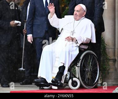 Luxemburg-Stadt, Luxemburg. September 2024. Papst Franziskus begrüßt die Bürger bei einem päpstlichen Besuch in Luxemburg-Stadt, Großherzogtum Luxemburg am Donnerstag, den 26. September 2024. Der Leiter der katholischen Kirche Papst Franziskus, geborener Jorge Mario Bergoglio, besucht Luxemburg und wird heute Abend nach Belgien reisen. BELGA PHOTO ERIC LALMAND Credit: Belga News Agency/Alamy Live News Stockfoto