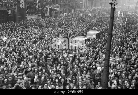 Königliche Hochzeit. Prinzessin Elizabeth und Herzog von Edinburgh. Foto vom Whitehall Theatre, von der königlichen Prozession in Whitehall auf der Rückfahrt zum Palast von Westminster Abbey. 20. November 1947 Stockfoto