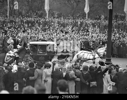 Königliche Hochzeit. Prinzessin Elizabeth und Herzog von Edinburgh. Die Braut-Kutsche sah, wie sie nach der Zeremonie wieder im Buckingham Palace ankam. Bild vom Victoria Memorial. 20. November 1947 Stockfoto