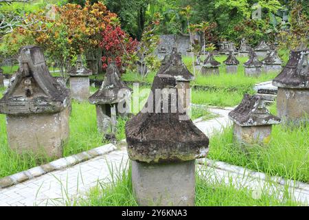 Der alte Waruga-Grabkomplex in Sawangan. Grabstein in Form eines Sarkophags, der vom Stamm der Minahasa seit dem 9. Jahrhundert n. Chr. hergestellt wurde Stockfoto