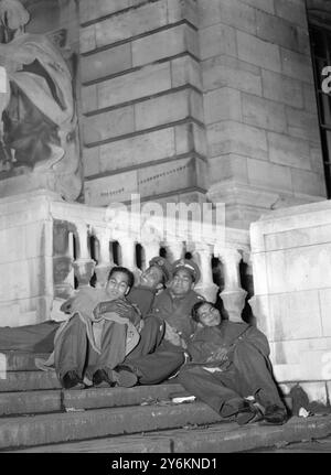 Königliche Hochzeit. Mitglieder der Royal Indian Air Force sahen schlafend auf den Stufen des Admiralty Arch, fotografiert um 2 Uhr heute Morgen. 20. November 1947 Stockfoto