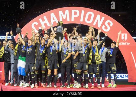 Los Angeles, Usa. September 2024. Die Spieler des Los Angeles FC feiern mit Trophäe, nachdem sie das Sporting Kansas City 3-1 während des Endspiels der U.S. Open Cup im BMO Stadium besiegt haben. Los Angeles FC 3:1 Sporting Kansas City (Foto: Ringo Chiu/SOPA Images/SIPA USA) Credit: SIPA USA/Alamy Live News Stockfoto