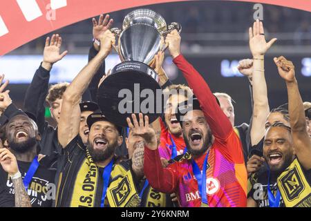 Los Angeles, Usa. September 2024. Die Spieler des Los Angeles FC feiern mit Trophäe, nachdem sie das Sporting Kansas City 3-1 während des Endspiels der U.S. Open Cup im BMO Stadium besiegt haben. Los Angeles FC 3:1 Sporting Kansas City (Foto: Ringo Chiu/SOPA Images/SIPA USA) Credit: SIPA USA/Alamy Live News Stockfoto