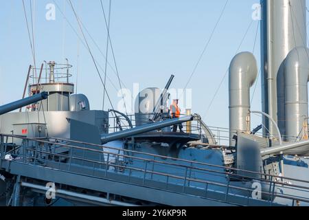 Sankt Petersburg, Russland - 16. Juni 2024: Fragment des geschützten Kreuzers Aurora, heute als Museumsschiff erhalten Stockfoto