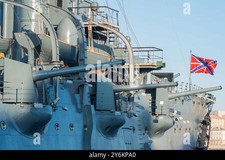 Sankt Petersburg, Russland - 16. Juni 2024: Bord des geschützten Kreuzers Aurora, heute als Museumsschiff erhalten Stockfoto