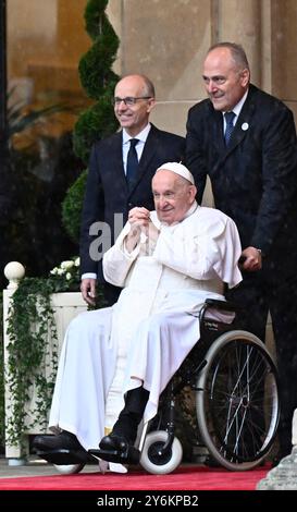 Luxemburg-Stadt, Luxemburg. September 2024. Papst Franziskus begrüßt die Bürger bei einem päpstlichen Besuch in Luxemburg-Stadt, Großherzogtum Luxemburg am Donnerstag, den 26. September 2024. Der Leiter der katholischen Kirche Papst Franziskus, geborener Jorge Mario Bergoglio, besucht Luxemburg und wird heute Abend nach Belgien reisen. BELGA PHOTO ERIC LALMAND Credit: Belga News Agency/Alamy Live News Stockfoto