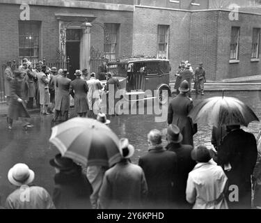 Die Abdankung von König Edward VIII. – Eine Szene in der Downing Street am 1936. Dezember – Edward VIII. (Edward Albert Christian George Andrew Patrick David; später Prinz Edward, Herzog von Windsor; 23. Juni 1894–28. Mai 1972) war König von Großbritannien, Irland, die britischen Dominions jenseits der Meere und Kaiser von Indien vom Tod seines Vaters Georg V. (1910–36) am 20. Januar 1936 bis zu seiner Abdankung am 11. Dezember 1936. Er war der zweite Monarch des Hauses Windsor, dessen Vater 1917 den Namen des Königshauses von Sachsen-Coburg-Gotha geändert hatte. ©2005 TopFoto Stockfoto