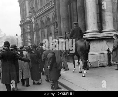 Die Abdankung von König Edward VIII. – Eine Szene in der Downing Street am 1936. Dezember – Edward VIII. (Edward Albert Christian George Andrew Patrick David; später Prinz Edward, Herzog von Windsor; 23. Juni 1894–28. Mai 1972) war König von Großbritannien, Irland, die britischen Dominions jenseits der Meere und Kaiser von Indien vom Tod seines Vaters Georg V. (1910–36) am 20. Januar 1936 bis zu seiner Abdankung am 11. Dezember 1936. Er war der zweite Monarch des Hauses Windsor, dessen Vater 1917 den Namen des Königshauses von Sachsen-Coburg-Gotha geändert hatte. ©2005 TopFoto Stockfoto