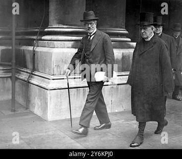 Abordnung der Kirchen zum Premierminister in der Abrüstungsfrage. Ramsay MacDonald, zusammen mit dem Erzbischof von Canterbury, James Ramsay MacDonald (12. Oktober 1866 bis 9. November 1937), war ein britischer Politiker und zweimal Premierminister des Vereinigten Königreichs. Er stieg aus bescheidenen Wurzeln auf und wurde 1924 der erste Labour-Premierminister. Seine zweite Amtszeit als Premierminister war während der Krise der Großen Depression, als er eine "nationale Regierung" bildete, in der die Mehrheit der Abgeordneten aus den Konservativen stammte, und infolgedessen wurde er aus der Labour Party ausgeschlossen. © TopFoto Stockfoto