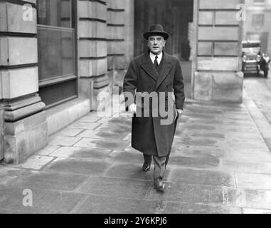 Sir Robert Horne verließ Devonshire House auf dem Weg zum Great Western Railway Meeting (als er zum Vorsitzenden gewählt wurde) - 26. Januar 1934 - Sir Robert Horne fotografierte in seinem Büro am 7. November 1924 - Robert Stevenson Horne, 1. Viscount Horne of Slamannan, GBE, PC, KC (28. Februar 1871 - 3. September 1940) war ein Geschäftsmann und schottischer Unionist Politiker und Anwalt. © TopFoto Stockfoto