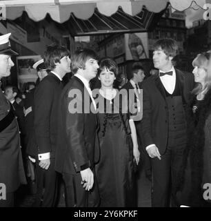 Königliche Weltpremiere des Beatles-Films „Hilfe!“ - London Pavilion - 29. Juli 1965 Paul McCartney, Ringo Starr mit seiner schwangeren Frau Maureen, John Lennon und seiner Frau Cynthia. Abgebildet bei Ankunft in Abendkleid. ©TopFoto Stockfoto