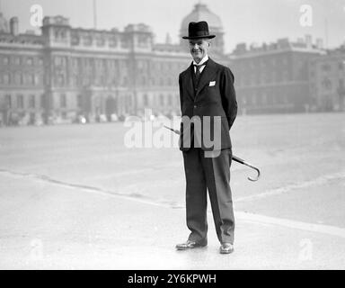 Herr Chamberlain zum 71. Geburtstag - Arthur Neville Chamberlain (* 18. März 1869 bis 9. November 1940) war ein britischer konservativer Politiker und Premierminister des Vereinigten Königreichs von 1937 bis 1940. Bild vom 18. März 1940. © TopFoto Stockfoto