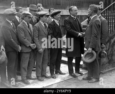 An Der Downing Street 10. Herr Stanley Baldwin empfängt eine Gruppe seiner Arbeiter , die auf einer Bildungsreise durch London sind. 25. Mai 1923 Stockfoto