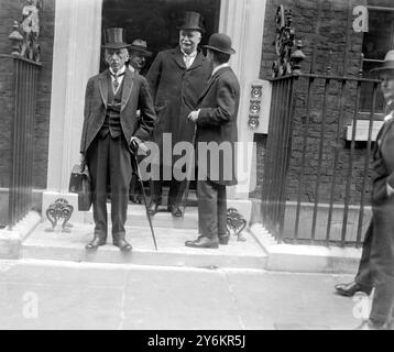 Imperial Conference in Downing Street William Morris Hughes, australischer Premierminister, und William Massey, Premierminister von Neuseeland 1921 Stockfoto