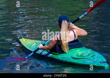Blonde Frau von hinten Kajakfahren Stockfoto