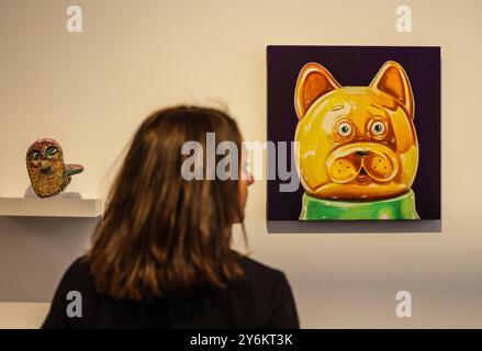 180 Studios, London, Großbritannien. September 2024. (R) Aysha Nagieva, Gummy Bear (L) der unsichtbare Feind sollte nicht existieren-männlicher Kopf präsentiert von war Child und kuratiert von Art on a Postcard, Sound & Vision ist eine brandneue jährliche Ausstellung und Auktion, die Geld sammelt, um Kinder zu unterstützen, die durch Konflikte leben. Jedes Jahr werden führende Künstler auf einen ikonischen Liedtext reagieren, und für seine erste Ausgabe haben 33 Künstler auf den David Bowie-Text „We Like Dancing and We Look Divine“ aus seiner Hymne „Rebel Rebel“ geantwortet. Quelle: Paul Quezada-Neiman/Alamy Live News Stockfoto