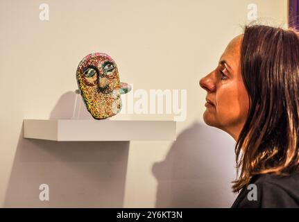 180 Studios, London, Großbritannien. September 2024. The Invisible Enemy should Not Existence-Male Head präsentiert von war Child und kuratiert von Art on a Postcard, ist Sound & Vision eine brandneue jährliche Ausstellung und Auktion, die Geld sammelt, um Kinder zu unterstützen, die durch Konflikte leben. Jedes Jahr werden führende Künstler auf einen ikonischen Liedtext reagieren, und für seine erste Ausgabe haben 33 Künstler auf den David Bowie-Text „We Like Dancing and We Look Divine“ aus seiner Hymne „Rebel Rebel“ geantwortet. Quelle: Paul Quezada-Neiman/Alamy Live News Stockfoto