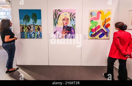 180 Studios, London, Großbritannien. September 2024. (L) Sol Goldener Sato, Tanz der Unschuldigen (M) Joana Baltan, nicht weinen Babe! (R) Nick Grindrod Calamity Child präsentiert von war Child und kuratiert von Art on a Postcard, Sound & Vision ist eine brandneue jährliche Ausstellung und Auktion, die Geld sammelt, um Kinder zu unterstützen, die durch Konflikte leben. Jedes Jahr werden führende Künstler auf einen ikonischen Liedtext reagieren, und für seine erste Ausgabe haben 33 Künstler auf den David Bowie-Text „We Like Dancing and We Look Divine“ aus seiner Hymne „Rebel Rebel“ geantwortet. Quelle: Paul Quezada-Neiman/Alamy Live News Stockfoto