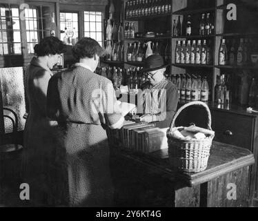 Bücher und Lebensmittel - ein Geschäft im Dorf Chilham wird in den 1940er Jahren einmal wöchentlich zur öffentlichen Bibliothek ©TopFoto Stockfoto