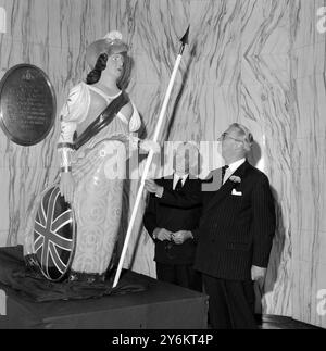 London: lord Mancroft (rechts), stellvertretender Vorsitzender der Cunard Line, bewundert eine Galionsfigur Britannia, nachdem sie ihm heute bei einer besonderen Zeremonie im Lloyd's of London präsentiert worden war. Die Galionsfigur, die vor dem Restaurant Britannia an Bord der neuen Cunarder, „Queen Elizabeth II“, stehen wird, wurde vom kornischen Bildhauer Charles Moore entworfen, der ebenfalls im Bild zu sehen ist. 17. Oktober 1968 Stockfoto