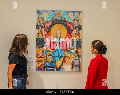 180 Studios, London, Großbritannien. September 2024. Joe Machine, Sainy Nicolas of Myra, The saint and the Starman, Acryl auf Leinen präsentiert von war Child und kuratiert von Art on a Postcard, Sound & Vision ist eine brandneue jährliche Ausstellung und Auktion, die Geld sammelt, um Kinder zu unterstützen, die durch Konflikte leben. Jedes Jahr werden führende Künstler auf einen ikonischen Liedtext reagieren, und für seine erste Ausgabe haben 33 Künstler auf den David Bowie-Text „We Like Dancing and We Look Divine“ aus seiner Hymne „Rebel Rebel“ geantwortet. Quelle: Paul Quezada-Neiman/Alamy Live News Stockfoto