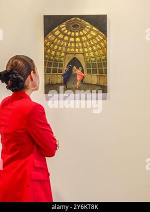 180 Studios, London, Großbritannien. September 2024. Peter Messer A Dance Beyond the Lake, Tempera präsentiert von war Child und kuratiert von Art on a Postcard, Sound & Vision ist eine brandneue jährliche Ausstellung und Auktion, die Geld sammelt, um Kinder zu unterstützen, die durch Konflikte leben. Jedes Jahr werden führende Künstler auf einen ikonischen Liedtext reagieren, und für seine erste Ausgabe haben 33 Künstler auf den David Bowie-Text „We Like Dancing and We Look Divine“ aus seiner Hymne „Rebel Rebel“ geantwortet. Quelle: Paul Quezada-Neiman/Alamy Live News Stockfoto