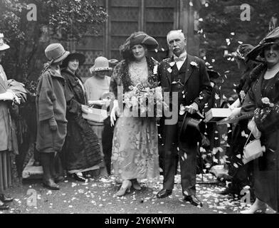 Hochzeit von Sir Arthur Carkeet und Mrs. Deuchar in der Chapel Royal, Savoy. 4. September 1923 Stockfoto