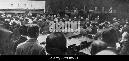 Die britische Methode: Die "Titanic"-Untersuchung in London. Die Untersuchung in vollem Gange: Die Szene in der Londoner Scottish Drill Hall, die ein Modell der 'Titanic' zeigt. 11. Mai 1912 Stockfoto