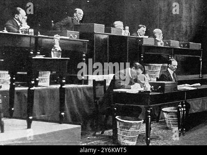 Die britische Methode: Die "Titanic"-Untersuchung in London. Diejenigen, die ernannt wurden, um die britische Untersuchung über den Verlust der "Titanic" durchzuführen: Lord Mersey, der Wrack Commissioner, und Gutachter. 11. Mai 1912 Stockfoto