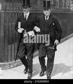 Die britische Methode: Die "Titanic"-Untersuchung in London. Der Präsident der "Titanic"-Untersuchung in diesem Land und der Sekretär: Lord Mersey und sein älterer Sohn, Captain der ehrenwerte Charles Bigham. 11. Mai 1912 Stockfoto