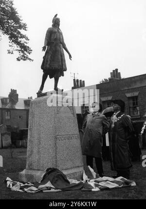 Prinzessin Pocahontas Statue in Gravesend enthüllt. Gravesend, Kent: John S. Battle, ehemaliger Gouverneur von Virginia, und Moyor von Gravesend und Mr. L. W Kempster, besichtigen Sie die 13 Fuß hohe Bronzestatue von Pocahontas, dem Prinzessmus der Roten Indianer, die Mr. Battle heute auf dem Gelände der St. George's Chapel of Unity hier bei heftigem Regen enthüllt hat. Die Statue ist ein Geschenk der Einwohner von Virginia, die die Prinzessin als Retter der frühen Siedler verehren. Sie starb hier an Bord eines Schiffes, das sie nach Amerika transportieren sollte, und sie wurde im Chor der Kapelle begraben. Mr. Battle pflanzte auch einen Baum hinein Stockfoto