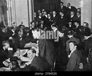 Auf der anderen Seite: "Titanic"-Katastrophenüberlebende in New York. Vor Senator Smith, in den früheren Phasen der senatorischen Untersuchung: Die Kommission hört Zeugen im Ballsaal des Waldorf-Astoria Hotel New York zu. Abbildungen auf Foto Nr. 1. Herr Cottam, drahtloser Betreiber der "Carpathia"; Nr. 2. Signor Marconi; Nr. 3. Vertreter Hughes; Nr. 4. Herr Bruce Ismay; Nr. 5. Senator Smith; Nr. 6. Herr Franklin. 4. Mai 1912 4. Mai 1912 Stockfoto