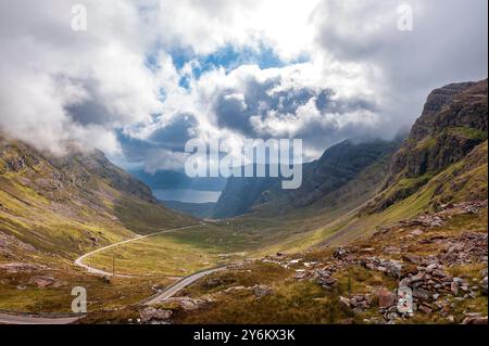 Luftaufnahme des Bealach na Ba Pass auf der Applecross Halbinsel in Wester Ross, Schottland. Stockfoto