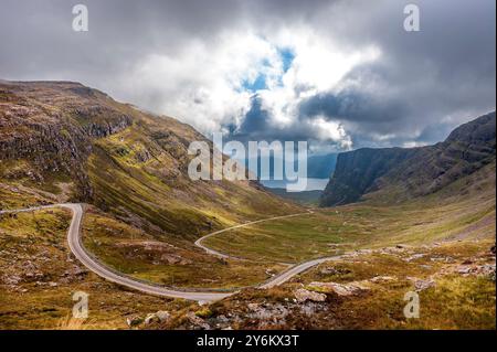 Luftaufnahme des Bealach na Ba Pass auf der Applecross Halbinsel in Wester Ross, Schottland. Stockfoto