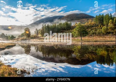 Am frühen Morgen hängt Nebel über offenem Wasser in Glen Cannich, Strathglass, Schottland in der Highland-Region Schottlands. Stockfoto