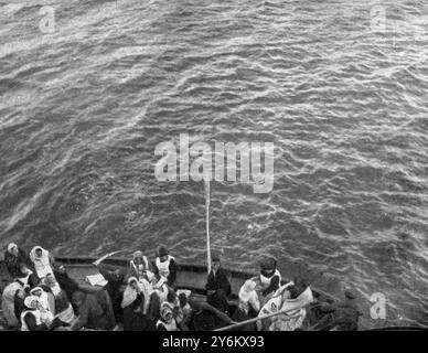 Die Rettung der 705: Unüberfüllte Rettungsboote der Titanic. Überlebende an Bord eines zusammenklappbaren Bootes aus der „Titanic“: Das Boot ruderte langsam in Richtung der „Karpaten“, unmittelbar vor der Rettung des Passagiers. 4. Mai 1912 Stockfoto