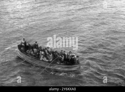 Die Rettung der 705: Unüberfüllte Rettungsboote der Titanic. Überlebende an Bord eines zusammenklappbaren Bootes aus der „Titanic“: Das Boot ruderte langsam in Richtung der „Karpaten“, unmittelbar vor der Rettung des Passagiers. 4. Mai 1912 Stockfoto