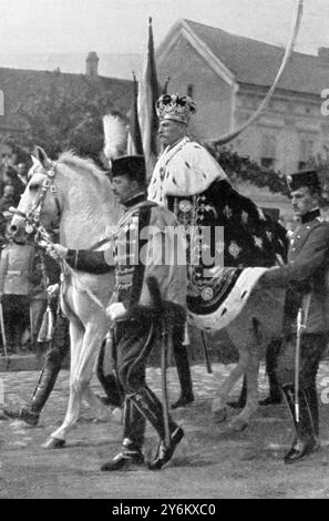 Die erste europäische Krönung im 20. Jahrhundert fand am 19. September 1904 in Belgrad statt, als der neu eingesetzte König Peter Karageorgevic von Serbien (allein, weil er zu diesem Zeitpunkt Witwer war) in einer serbisch-orthodoxen Zeremonie in der Kathedrale des Heeres der Heiligen Erzengel gekrönt wurde. Wir haben hier zu Pferd durch die Straßen von Belgrad geritten. Stockfoto