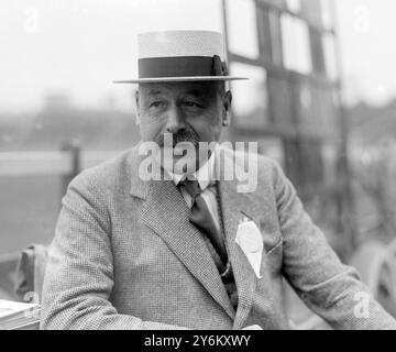 Elsatian Wolf Dog Club Championship Show auf der Stanford Bridge. Herr Otto Rahn (Schweiz) der Richter. Undatiert - 1920s-1930s Stockfoto