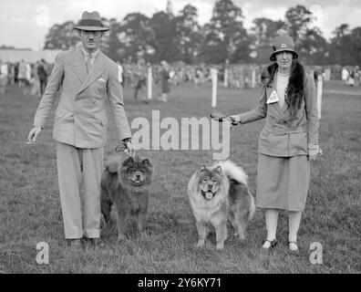 Berks and Bucks Championship Dog Show in Windsor. Captain und Mrs. Cliff mit ihren preisgekrönten Chow 'Wu Hu of Chunghing' und 'Chang Teh of Chungking' 1927 Stockfoto