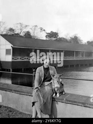 Kennel Club Show im Crystal Palace. Mrs. Bruce Fletcher mit ihrem walisischen Corgi. 1931 Stockfoto