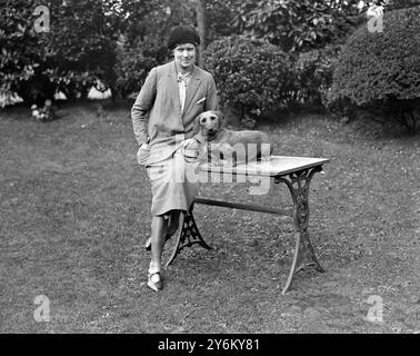 Kennel Club Show im Crystal Palace. Lady Hunloke mit ihrem Drahthaarigen Dachshund 'Zitta von Sinberburg'. 1931 Stockfoto