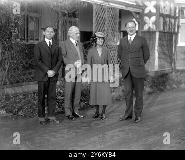 Siamesische Lizenzgebühren im Alton Cripple Home. Der Kronprinz und die Prinzessin von Siam im Treloar Cripples Hospital in Alton Hampshire. Der Kronprinz, Sir George Newman (MD, arbeitete an der Prävention der perinatalen Krankheit), die Kronprinzessin, Sir Henry Gauvain, medizinischer Superintendent/Offizier des Krankenhauses. Stockfoto