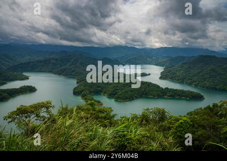 Krokodilinselsee und Sturmwolken in Taiwan Stockfoto