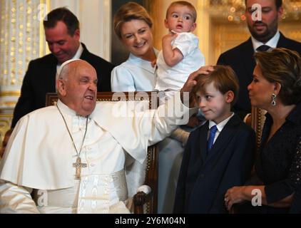 Luxemburg, Luxemburg. September 2024. Papst Franziskus wird von Großherzogin Maria Teresa (r) und Prinz Liam (2. Von rechts) im Großherzoglichen Palast empfangen. Im Hintergrund stehen Stéphanie von Luxemburg und ihr Sohn Guillaume von Luxemburg mit ihren Kindern. Es ist der erste Besuch eines Papstes in Luxemburg seit fast 40 Jahren. Quelle: Harald Tittel/dpa/Alamy Live News Stockfoto