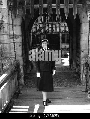 Lady Astor fotografierte auf der Zugbrücke ihres Schlosshauses in der Uniform des Johanniterordens. Nancy Witcher Astor, Viscountess Astor, CH (19. Mai 1879 bis 2. Mai 1964) war die erste Frau, die im britischen Unterhaus als Parlamentsabgeordnete diente 1962. Sie war die Ehefrau von Waldorf Astor, 2. Viscount Astor. ©TopFoto Stockfoto