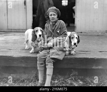 Kennel Club Show im Crystal Palace London. Miss Audrey Salisbury mit den Basset Hounds ihres Vaters. 1933 Stockfoto