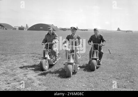 509 Bomb Group, United States Air Force, traf am Wochenende in England in Marham, Norfolk ein. Es gibt zwei Geschwader mit je 10 Flugzeugen, mit etwa 19000 Mann, die für etwa 3 Monate in England sein werden. Sie sind über sie auf normaler Routine-Trainingstour, um sie daran zu gewöhnen, auf Flugplätzen auf der ganzen Welt zu starten und zu landen. Unter den Crews sind deine Mitglieder der Crew, die die Atombombe auf Bikini abwarf. Von links nach rechts – T/Sgt. Jack W. Cothran, 29 Jahre alt aus Gadsden, Al. Er ist der Funksprecher in Colonel Swancutts Flugzeug, das die Atombombe auf Bikini abwarf. Oberstleutnant Woodroe Swancutt, A Stockfoto