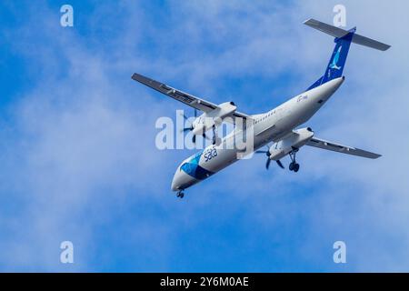 SATA-Flugzeugunterseite am Himmel Stockfoto